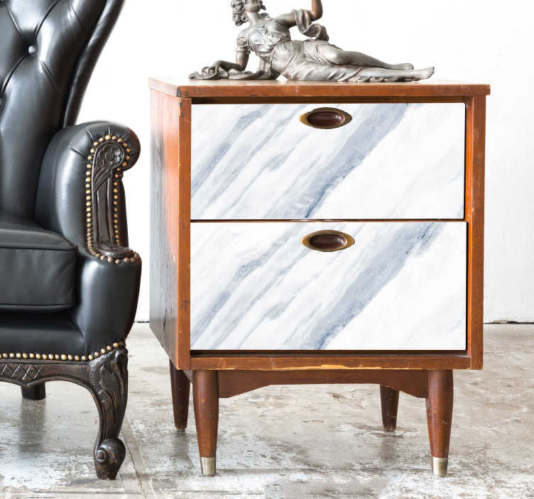 Vinilo adhesivo marmoleado aplicado sobre mueble renovando su aspecto