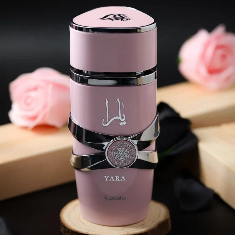 Perfume Lattafa Yara ambientado con rosas